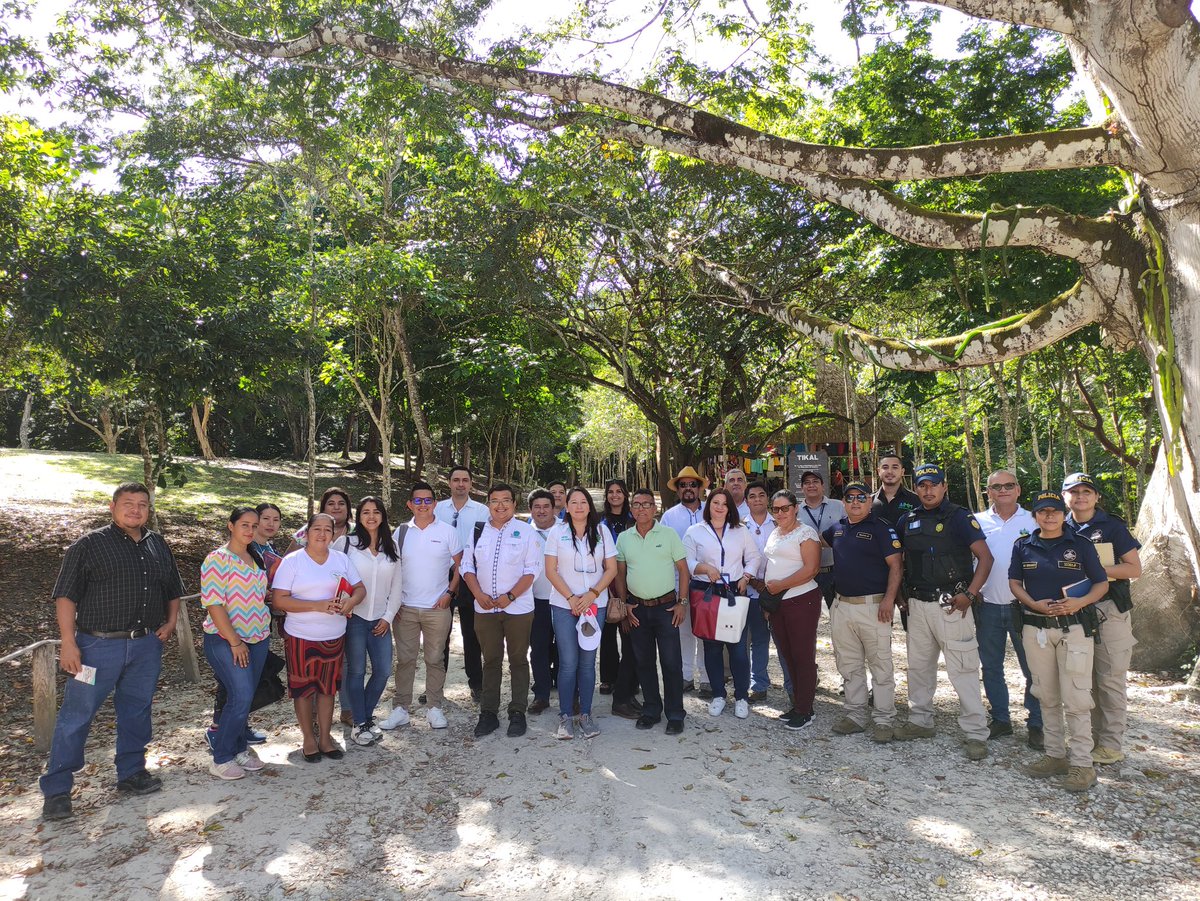 TatianaSaade1's tweet photo. Siempre incluyendo a #refugiadxs en el sector turístico de Flores!
@ACNURamericas Petén🇬🇹participa a la Comisión de Fomento Económico y Turismo de COMUDE @MuniFloresPeten:
🌿Actualización de oferta turística
🌿Descripción de avances 20/22
🌿Proyectos 2023
#CiudadesSolidarias 🫶 https://t.co/h7TqfRMvbk