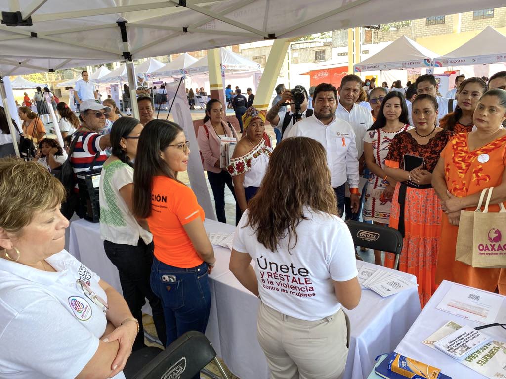 KarinaBaronO's tweet photo. Iniciamos la atención en la 2da Jornada de #PazYJusticia para mujeres, adolescentes y niñas, en #PuertoEscondido, San Pedro Mixtepec.

Este es un espacio de confianza, un espacio para las oaxaqueñas. Porque ante la violencia ya no estamos solas.

#UnPuebloTransformandoSuHistoria https://t.co/McNINr1oYx