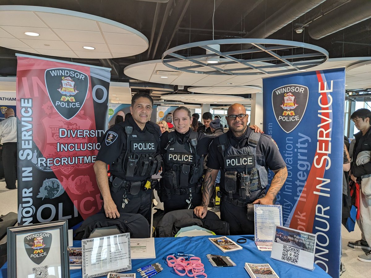 gill_wps's tweet photo. Great turnout today @ First Responders Career Fair @StClairCollege Still time to come speak with @WindsorPolice officers and learn about the hiring process. We are here till 2pm ! 👮‍♂️🚓👮 @winpolicecsb 
#JoinOurTeam
#Recruiting https://t.co/SabnWs02fn