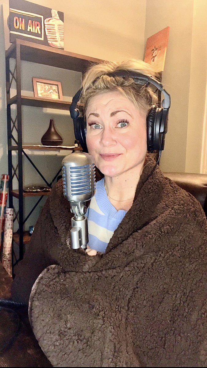 shellyshenoy's tweet image. Sage advice from a voice over veteran: Radiators are loud, clanky ass hats. Your sound studio needs to be silent yet warm. Get a heated blanket! The brand I trust is @Beautyrest (which I also happen to be the voice of!!) 😍👌😂🎤
#staywarm #nycvocoach #voiceovercoach #voiceover