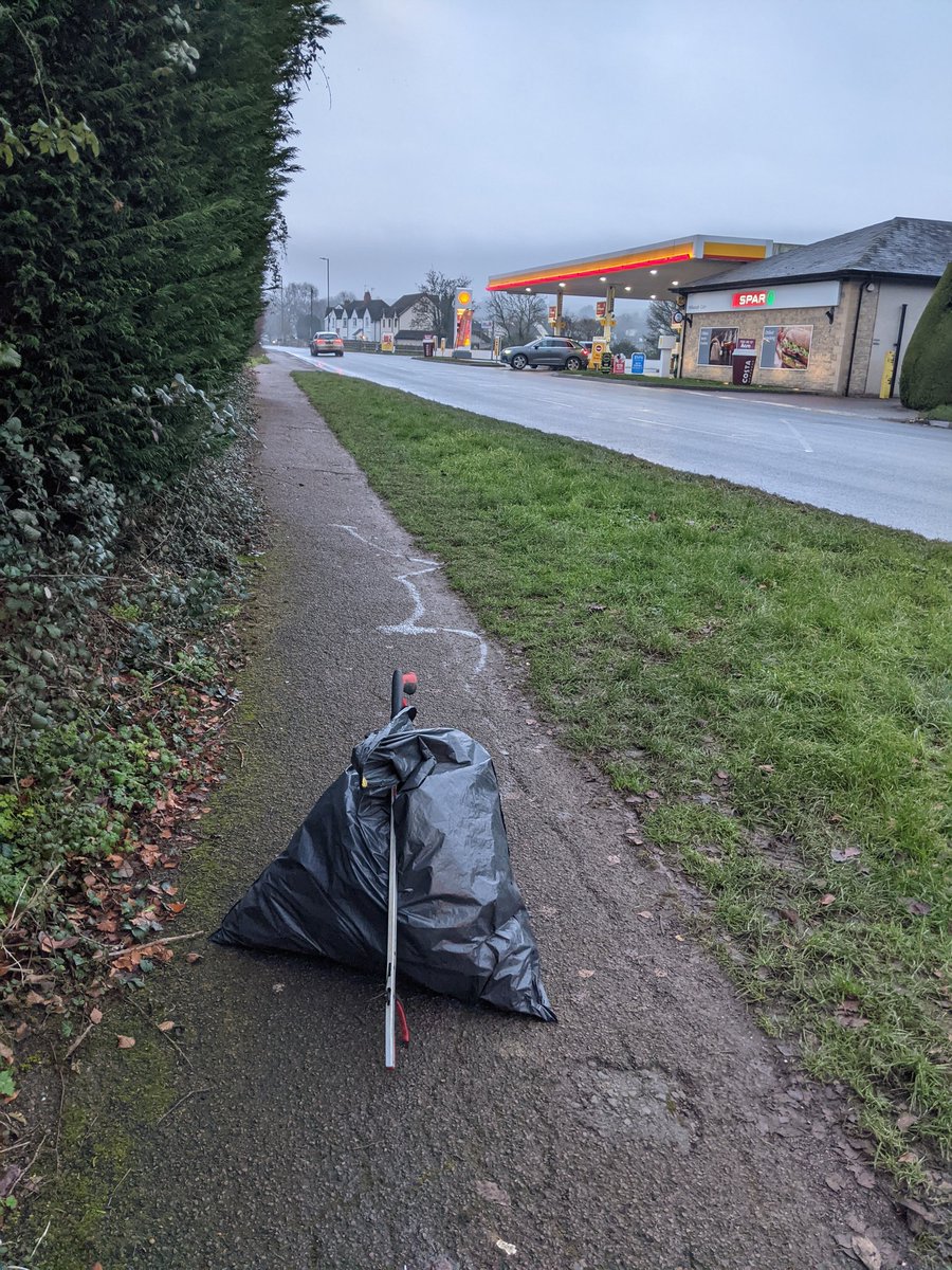 EricTorrington's tweet photo. #60minutelitterpick dominated by food on-the-go packaging & plastic gloves from a @Shell @SPARintheUK garage. + Labels from the @PostOffice sorting yard. 528 #litter items from #Drycott #Cam #Gloucestershire. Supporting @CamParish @StroudDC @tidybritainAPPG @KeepBritainTidy https://t.co/Y0Soh7Y5Zf