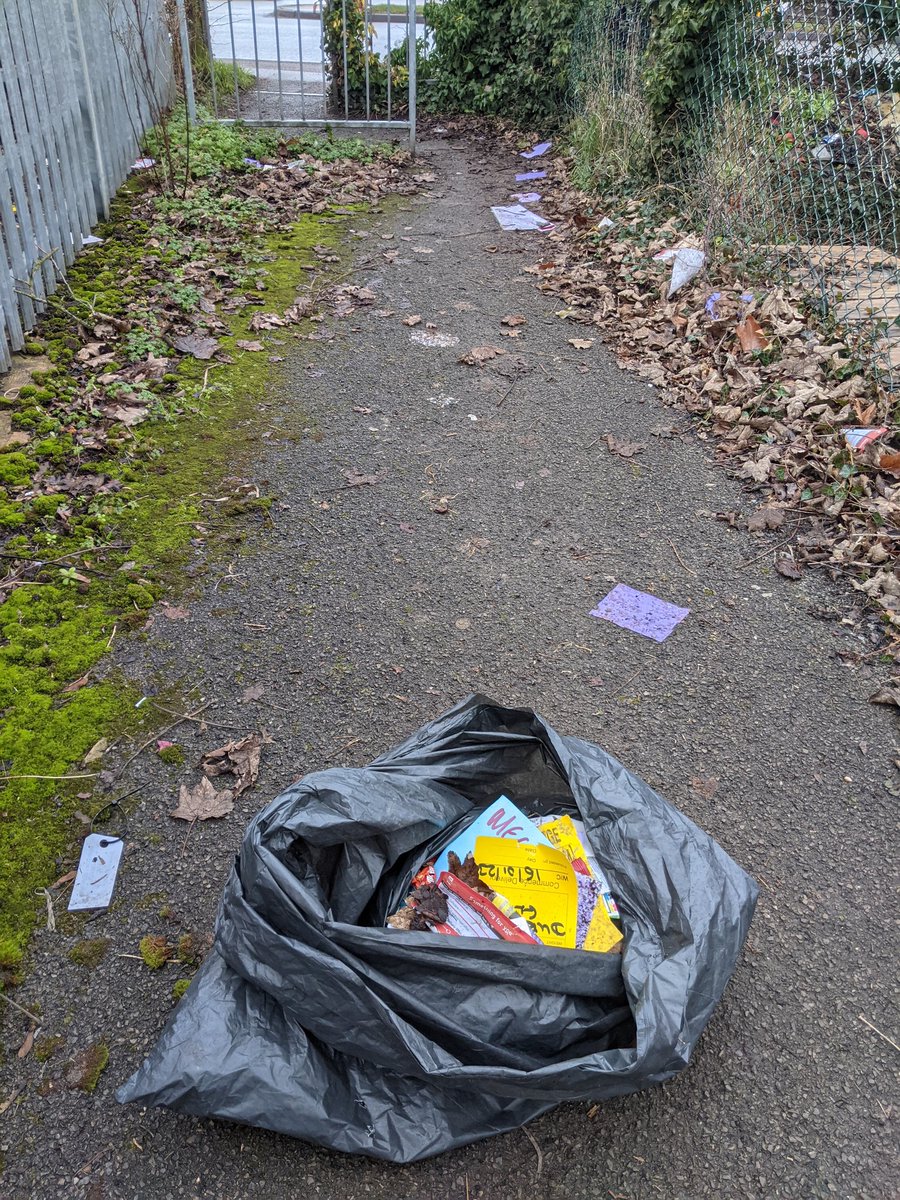 EricTorrington's tweet photo. #60minutelitterpick dominated by food on-the-go packaging & plastic gloves from a @Shell @SPARintheUK garage. + Labels from the @PostOffice sorting yard. 528 #litter items from #Drycott #Cam #Gloucestershire. Supporting @CamParish @StroudDC @tidybritainAPPG @KeepBritainTidy https://t.co/Y0Soh7Y5Zf
