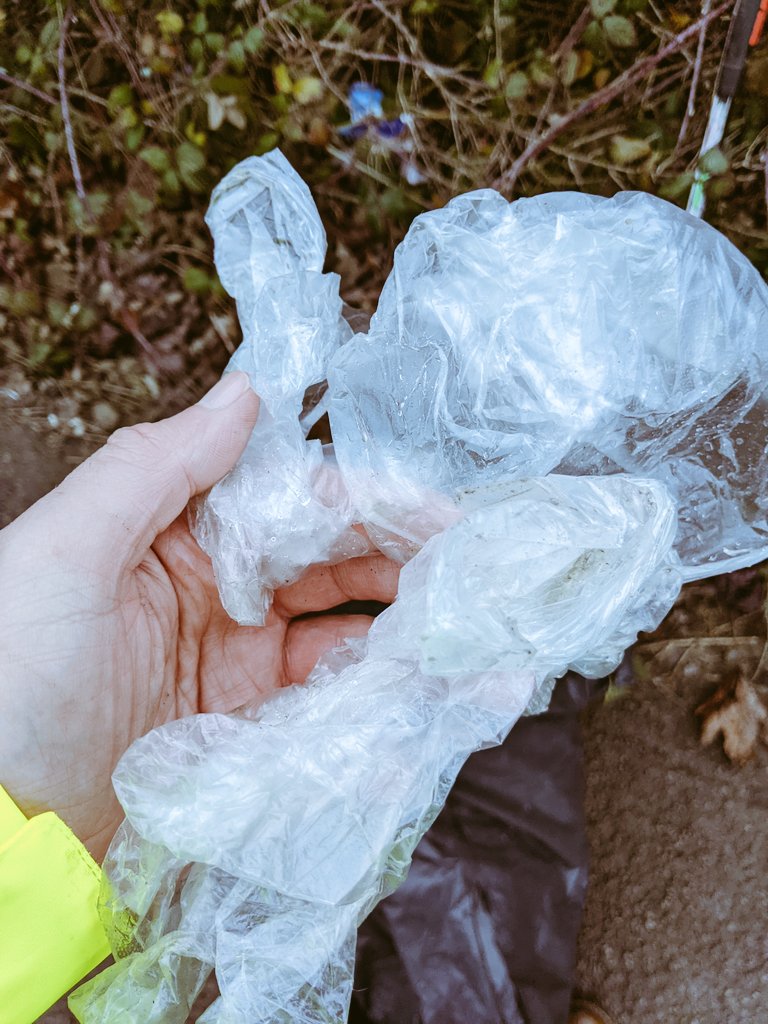 EricTorrington's tweet photo. #60minutelitterpick dominated by food on-the-go packaging & plastic gloves from a @Shell @SPARintheUK garage. + Labels from the @PostOffice sorting yard. 528 #litter items from #Drycott #Cam #Gloucestershire. Supporting @CamParish @StroudDC @tidybritainAPPG @KeepBritainTidy https://t.co/Y0Soh7Y5Zf