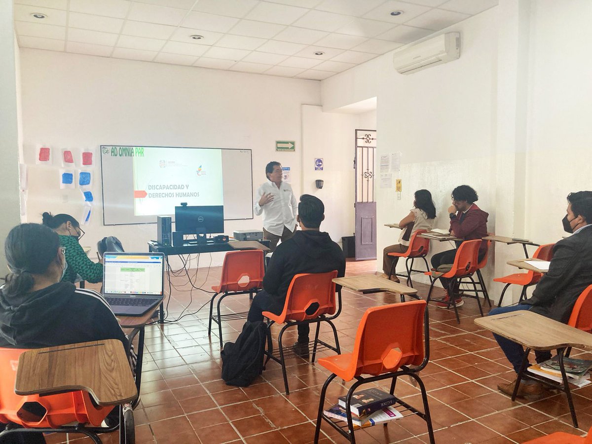 DH_IEEPO's tweet photo. Por invitación de la Escuela Secundaria @UnivasOaxaca realizamos la capacitación “Discapacidad y #DerechosHumanos”, a personal directivo, docente, administrativo y de apoyo; esperando contribuir en su formación en este tema.

#Porlosderechos de la #niñez
#FormandoLazos https://t.co/IQn1Xcj7dE