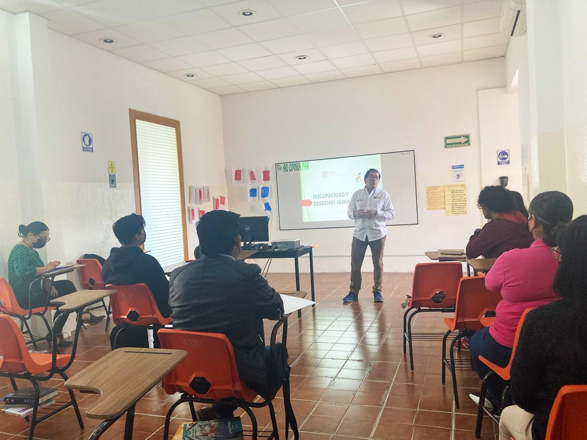 DH_IEEPO's tweet photo. Por invitación de la Escuela Secundaria @UnivasOaxaca realizamos la capacitación “Discapacidad y #DerechosHumanos”, a personal directivo, docente, administrativo y de apoyo; esperando contribuir en su formación en este tema.

#Porlosderechos de la #niñez
#FormandoLazos https://t.co/IQn1Xcj7dE