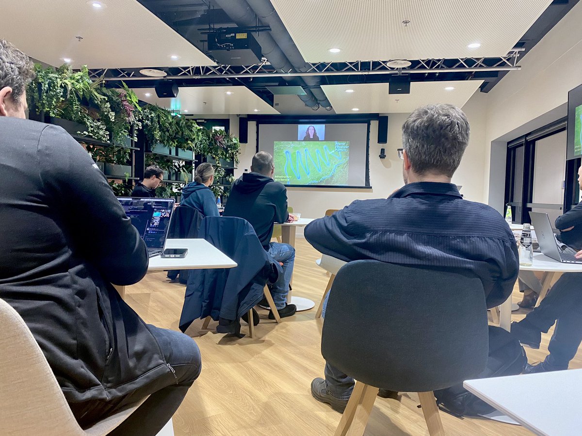 cote's tweet image. Watching @ciberkleid’s explanation is IDPs, golden paths, and how the @VMwareTanzu Platform gives you and out of the box platform for kubernetes. #SpringOne