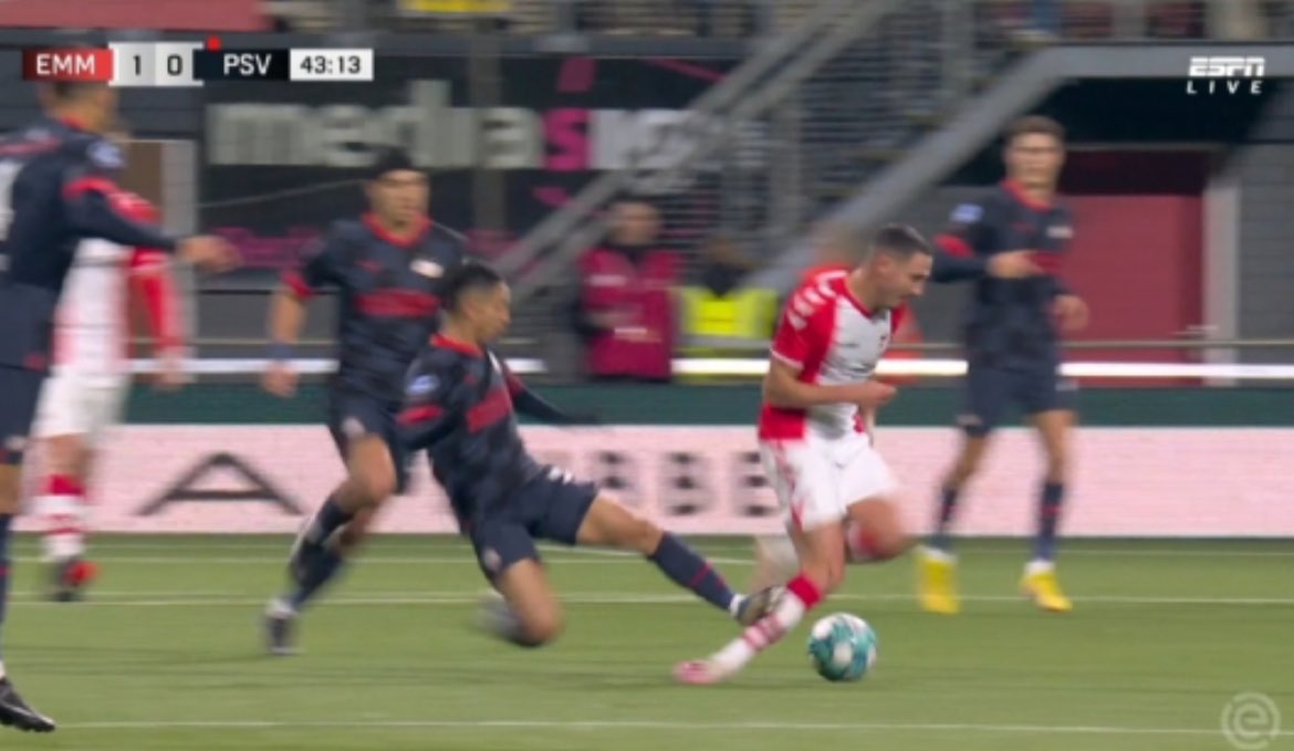 BertvanVondel's tweet photo. Hier krijg je bij de @KNVB 2 wedstrijden voor terwijl #fcemmen รฉรฉn van hun spitsen zeker 10 weken (6 weken brace en dan pas weer wat trainen) kwijt is!! #emmpsv #Mendes #triest #gvd https://t.co/8XLGf1Ftba