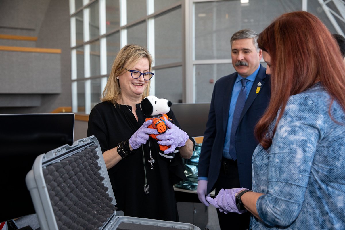 NASAGroundSys's tweet photo. Snoopy is home!

Launch director Charlie Blackwell-Thompson delivers #AstronautSnoopy to Peanuts senior vice president Melissa Menta following the conclusion of the #Artemis I mission to the Moon. Snoopy flew aboard @NASA_Orion as the zero-gravity indicator. https://t.co/Imixm8sXRg