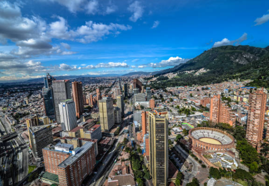 JuanPoe's tweet photo. En Bogotá opera el cartel del narcotráfico de Julio Lozano Pirateque, presunto dueño del laboratorio de la finca de Sanclemente y quien está vinculado a Yerson Triana, hermano de Eduar Triana, congresista del Centro Democrático. ¿Cómo no va a ver inseguridad en la ciudad? Sigue👇 https://t.co/Oxrp1aP1Ez