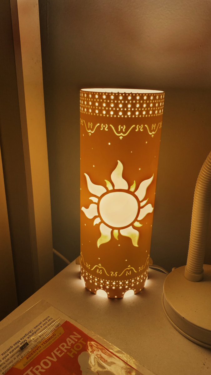 sim eu comprei a luminária com o sol da rapunzel, i’m obsessed.