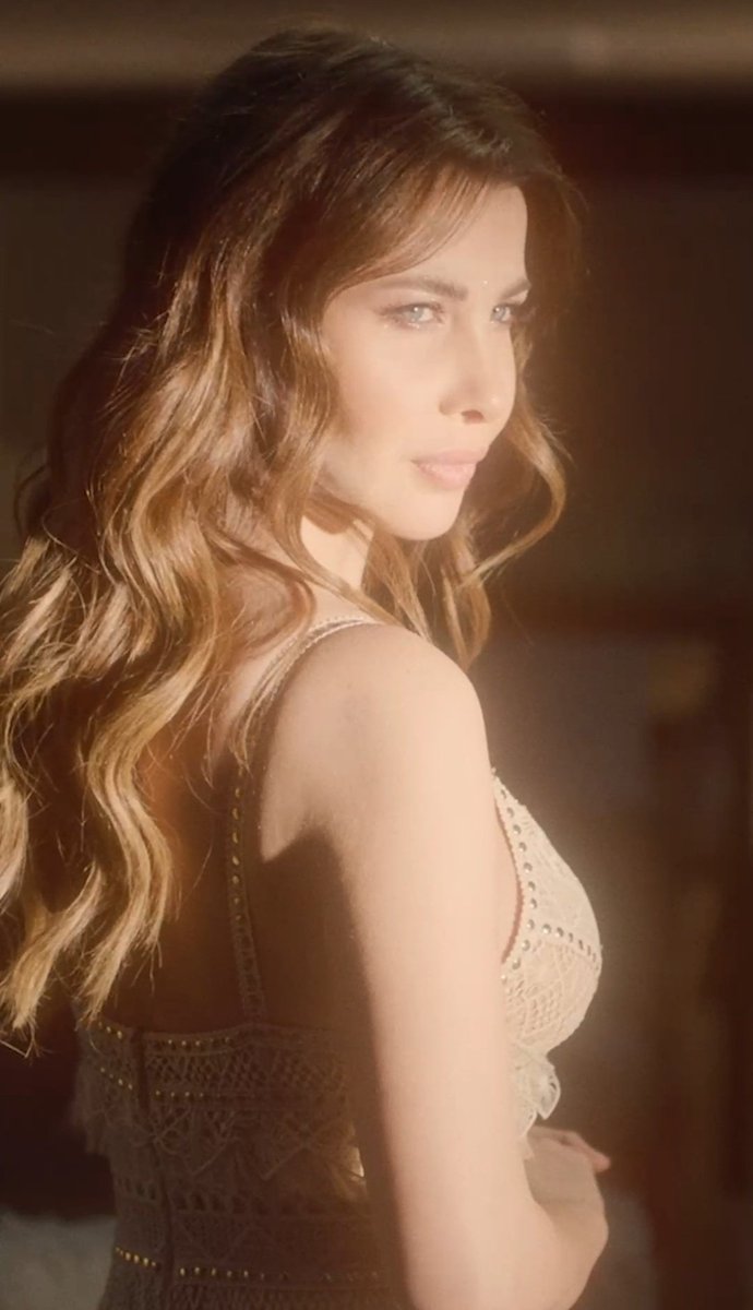 NaDaMeL4's tweet photo. تعلقت بتفاصيل التيزر 🥺✨
#بدي_حدا_حبو @NancyAjram https://t.co/5o7okzUBEG