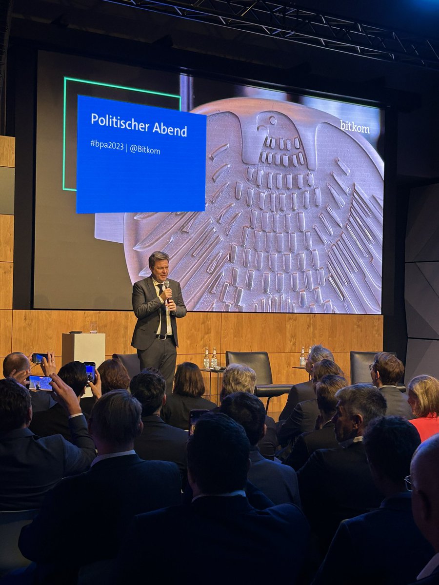 Bitkom_Politik (@bitkom_politik) on Twitter photo „Das #SmartMeter-Haus ist so wichtig, weil wir gerade eine Welt aufbauen, in der unsere Energie variabel ist“ sagt BM Habeck zum Neustart der #Digitalisierung in der #Energiewende ⚡️#bpa2023 „Das #SmartMeter-Haus ist so wichtig, weil wir gerade eine Welt aufbauen, in der unsere Energie variabel ist“ sagt BM Habeck zum Neustart der #Digitalisierung in der #Energiewende ⚡️#bpa2023