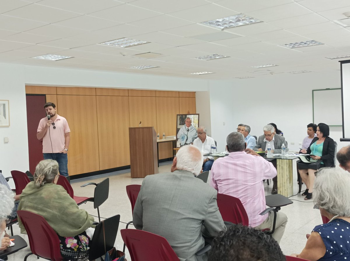 cuba_literaria's tweet photo. Michel Torres Corona director de la @editorial_nuevo comentó los esfuerzos en la recuperación material e inmaterial de esa institución de las #LetrasCubanas responsable de publicar las #CienciasSociales producidas en #Cuba y que tiene 3 eventos fundamentales en la #FILH23 https://t.co/rSCI5suwGU