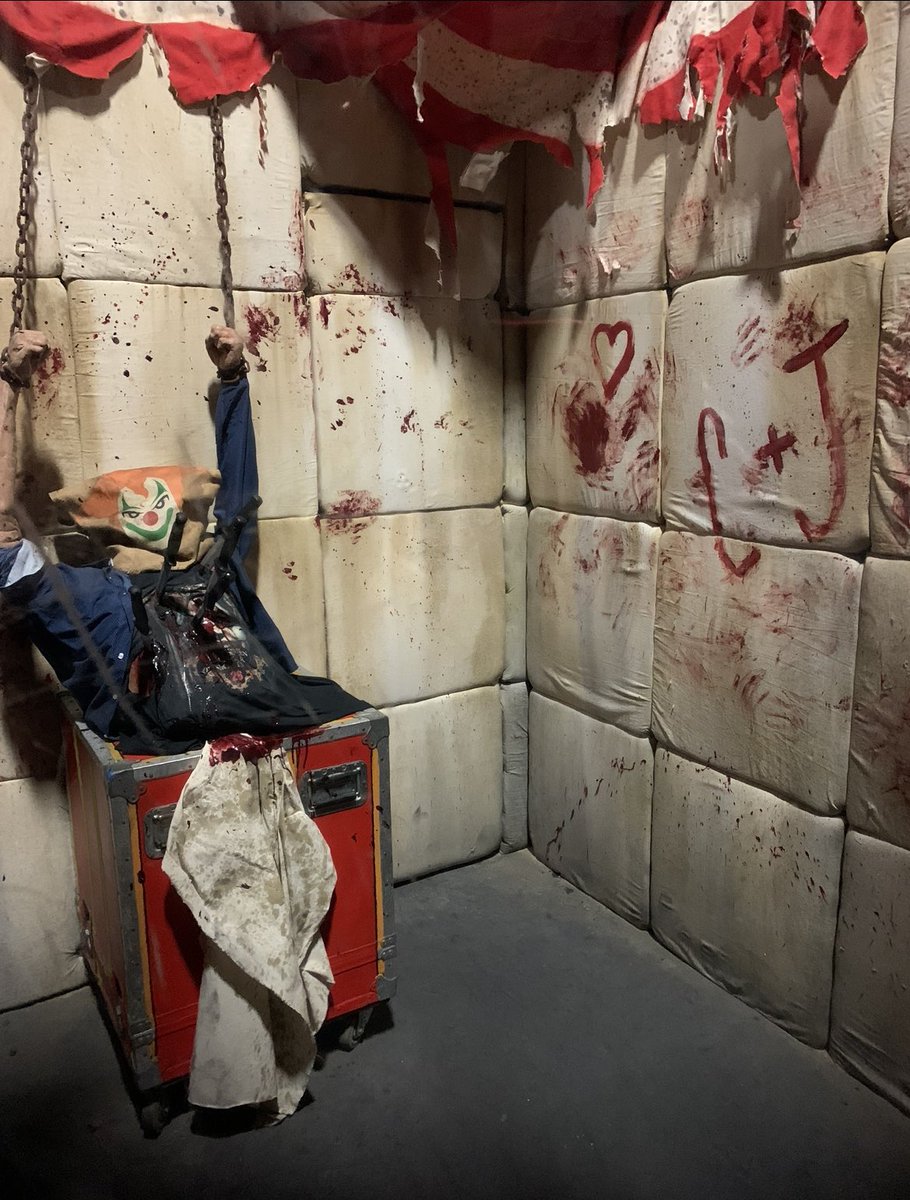 Another ‘lights on’ look at a favorite from HHN 30. Were you a fan of HHN Icons: Captured? Did you manage to see all the different icons on the throne? #HHN30 #HHN
