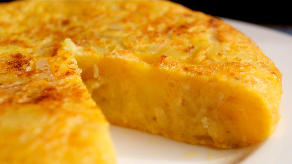 Dolcetriz's tweet photo. WeCook 🔥 Huevos y patatas - El huevo es una proteína excelente. Desde mayonesa hasta tortilla francesa de academia, en esta clase le ponemos a su acompañante perfecto: la patata. https://t.co/WJ5UpW0WqG https://t.co/ky8DuixvTB