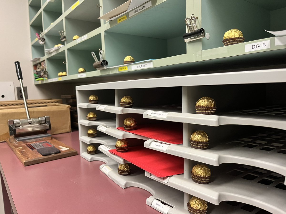 EcoleMorrison's tweet photo. Nothing like starting the day with a bit of chocolate! Extremely grateful for the staff at ECME! 🙏☺️ Happy Wednesday! https://t.co/UfdbAm3QPe