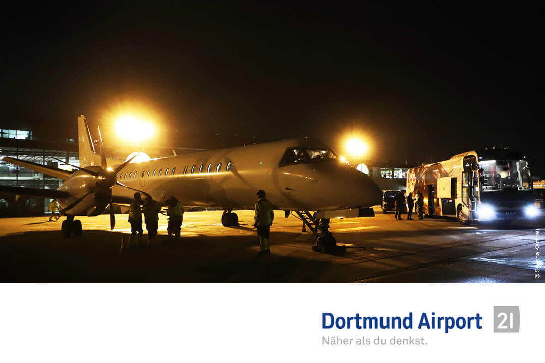 DortmundAirport's tweet image. Die Mannschaft von RB Leipzig ist am 23.01.2023 mit einer Saab 2000 der #Nyxair am ✈  #Dortmund Airport gelandet. Von dort aus ging es weiter zum ⚽ Bundesligaspiel gegen den FC Schalke. Der Airport hat anscheinend viel Glück gebracht. 😉 #rbleipzig #bundesliga #fußball