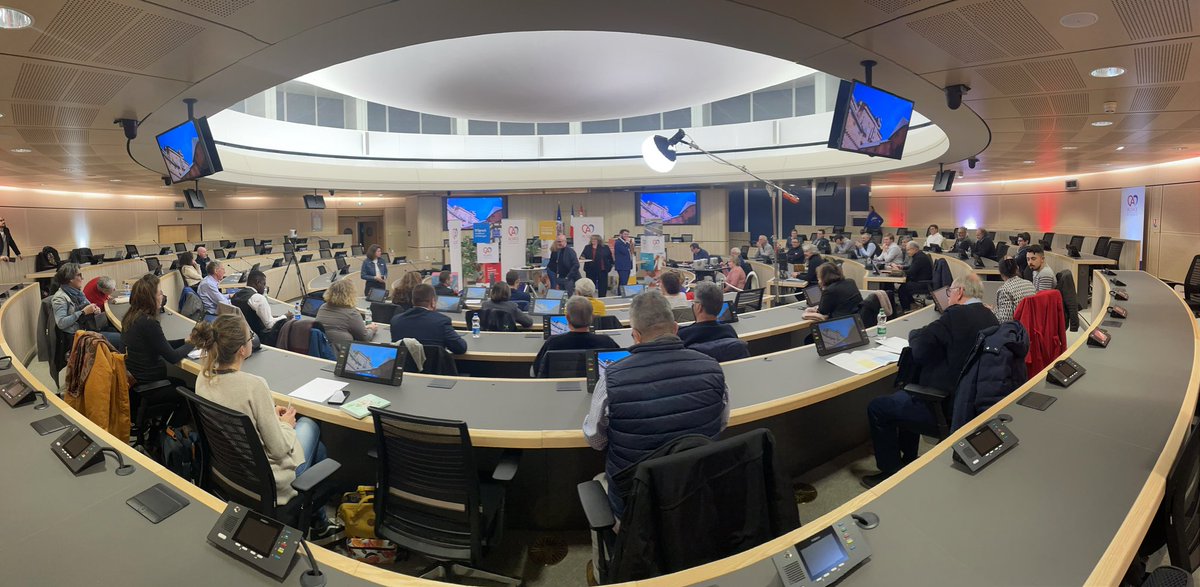 F_Bierry's tweet photo. 🔴[DIRECT] À tout de suite ! RDV à 19h pile pour une discussion libre EN DIRECT avec vous sur l’avenir de l’#Alsace ICI >>https://t.co/WebNVgN9El
🗣Questions/réponses avec les internautes et 70 membres de notre #CoDevAlsace réunis à l’Hôtel d’Alsace de @villecolmar ! https://t.co/No17cvLhwy