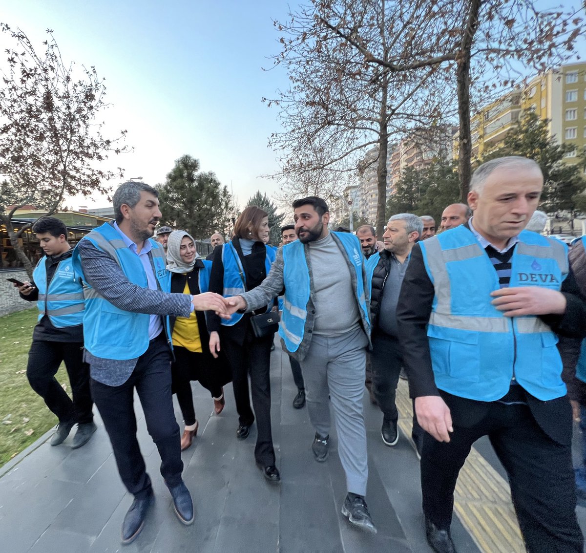 Genel başkan yrd.<a href="/HelunFirat/">Helun Fırat</a> GMYK  @bdenizbagatur il başkanımız <a href="/CihanUlsen/">Cihan Ülsen</a> başkanlığında <a href="/diyarbakirdeva/">Deva Partisi Diyarbakır İl Başkanlığı</a> teşkilatlarının 
<a href="/devakayapinar/">Deva Partisi Kayapınar</a> ilçe başkanlığının düzenlemiş olduğu #maviyelekliler yürüyüşüne <a href="/BaglaraDeva/">Deva Partisi Bağlar İlçe Başkanlığı</a> ilçe başkanlığı olarak katılım sağladık.