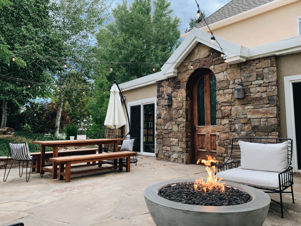 Patio dreamin' on a Wednesday. (Chris Loves Julia) ow.ly/WQNF50MAmVK #bringhomeoutside #patioinspiration #backyardvibes #summertime