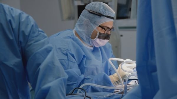 📺 <a href="/BBCTwo/">BBC Two</a>'s #Surgeons: At the Edge of Life returns tonight!

Giving a unique insight into the world-class surgery performed at CUH, episode two captures surgeon Alexis Joannides performing a craniotomy.

Read more about episode two: orlo.uk/fMBAO

#Addenbrookes