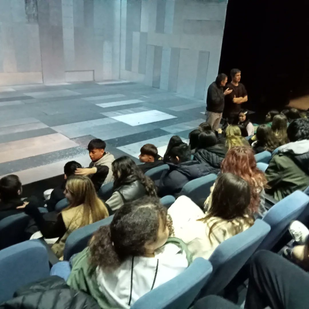 SagratCorDip's tweet photo. 4t d'ESO ha gaudit de la representació de l'obra #UppgivenhetTNC al @teatrenacional 
El text de @danijmeyer amb direcció de @montserodriguez mou a la reflexió sobre el procés d'acollida als immigrants. 
Interpretacions genials de @dianagmz7 @quimavila @pauesk i @biel_castano https://t.co/nWW5bOrZzY