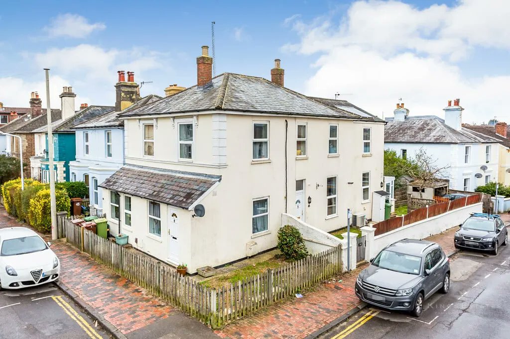 FOR SALE - a newly refurbished two-bedroom house with garden and parking in the centre of #TunbridgeWells.
buff.ly/3iWsFsa