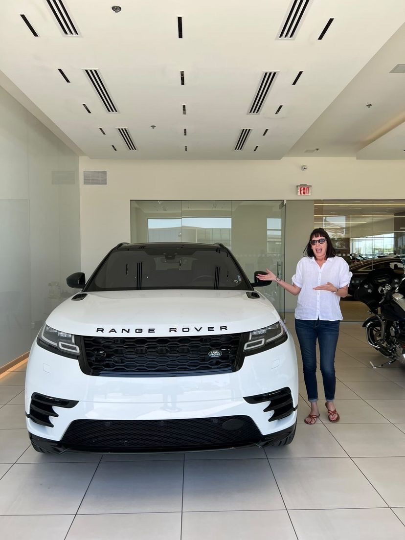 We love seeing our customers drive away with smiles on their faces. Congratulations on your beautiful new Range Rover 🎉🎉

We are happy we could help you find the perfect vehicle – welcome to the Jaguar Arrowhead family.

#JaguarArrowhead
