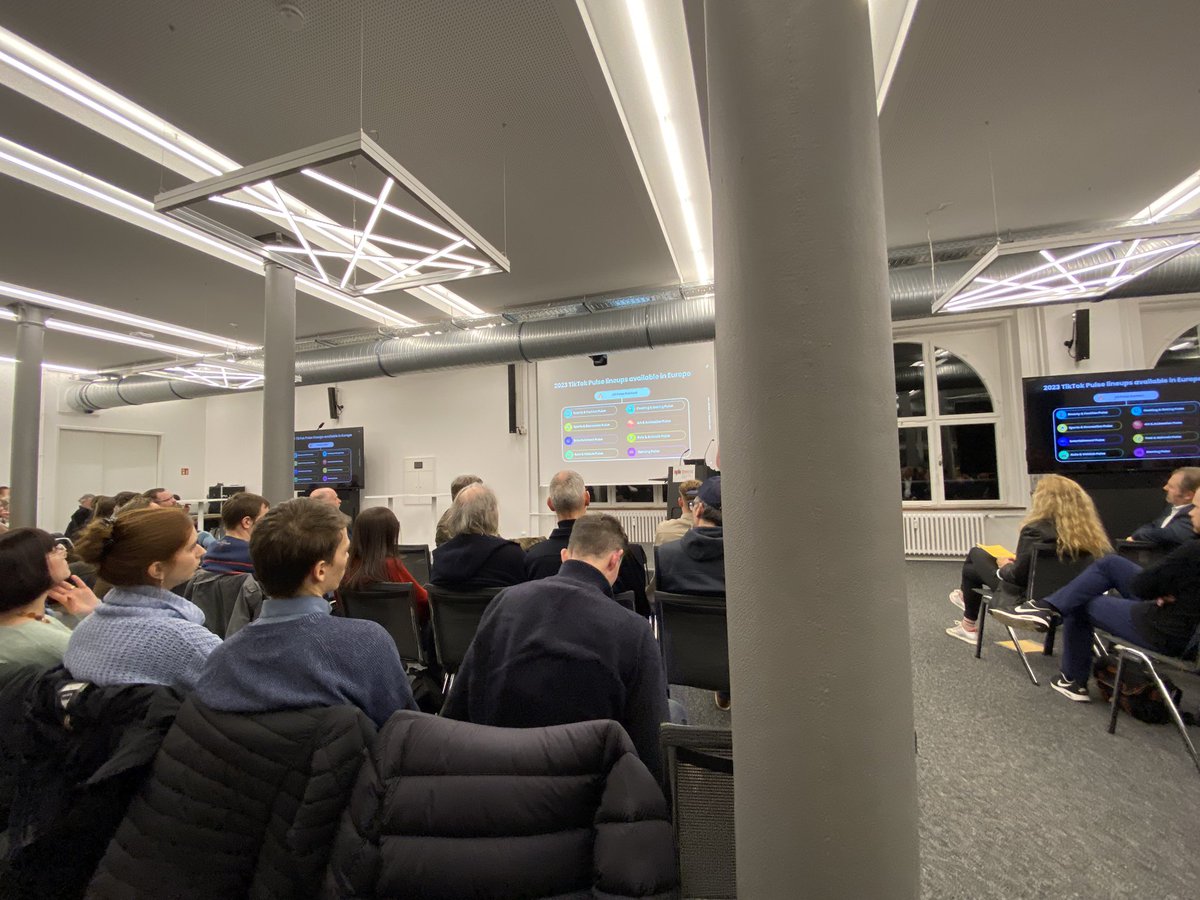 Timmy_N's tweet photo. Volles Haus bei der #SMN bei der #DHBW in #Stuttgart - Highlight heute: #TikTok mit @mbesch @xmog und vielen mehr! https://t.co/AKI15z2TmO
