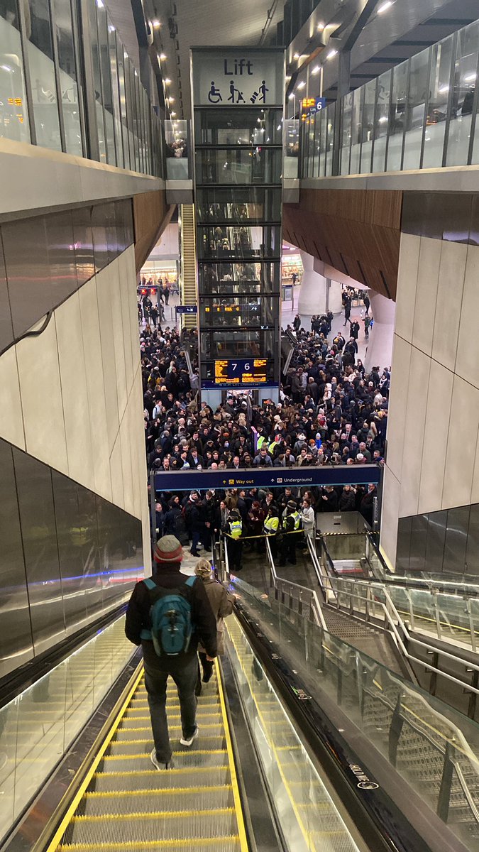 larhie1985's tweet photo. @Se_Railway great decision reducing the number of trains during peak times and forcing 1000s of passengers via London Bridge !!! It’s chaos at London Bridge and since the new timetable trains are still not on time !!! Joke. But carry on striking and increasing the fares! https://t.co/srWUIWZsVl