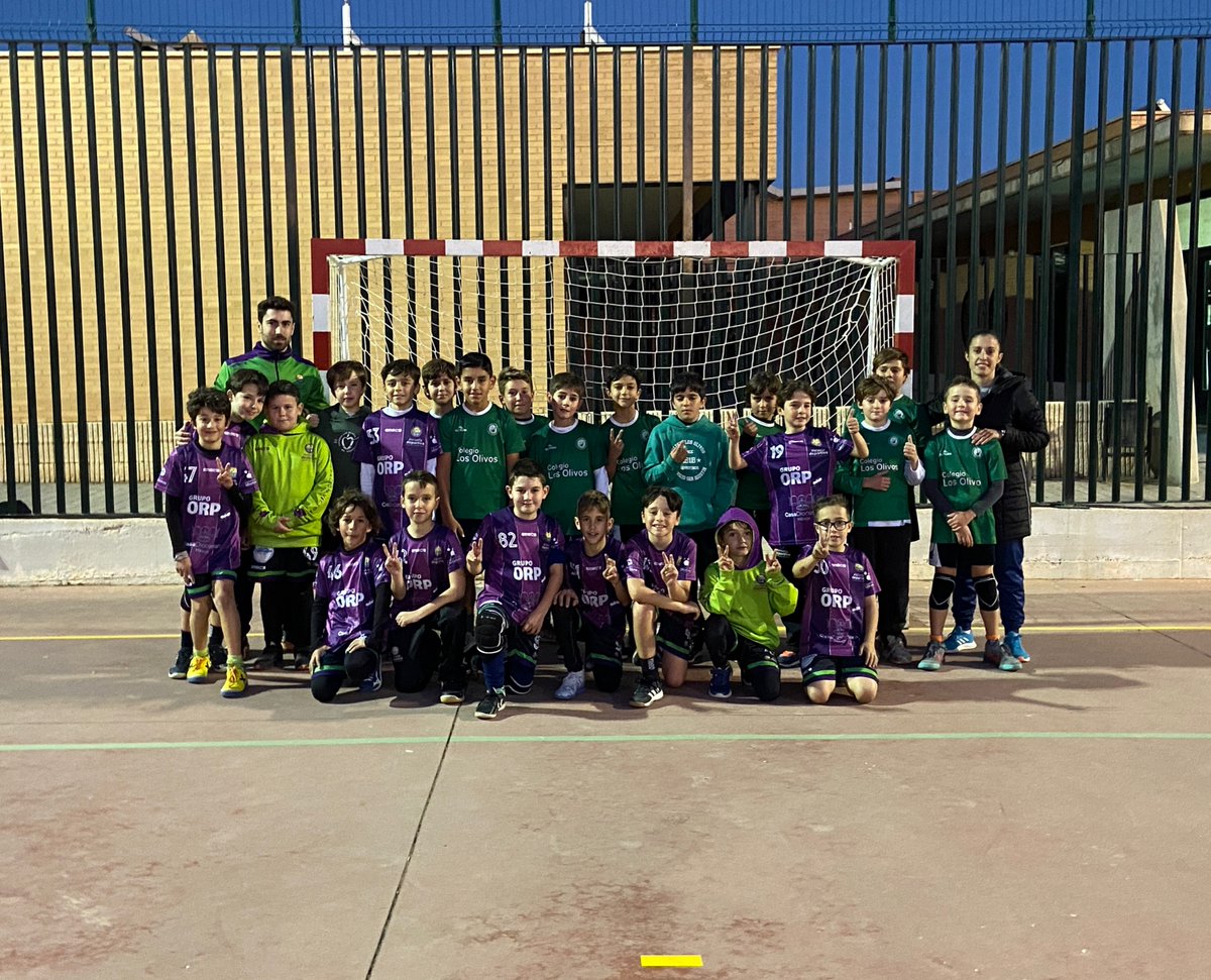 ED_FundacionSMV's tweet photo. 🟣 El #BenjamínFem y el #BenjamínMasc visita las pistas del Colegio Los Olivos para disfrutar su partido de #LigaFERE
🟣 El #InfantilFem peleó su partido hasta el final. Continuan su trabajo para preparar el siguiente partido
#SomosEscuelaDeportiva https://t.co/mCjpI8kHYo