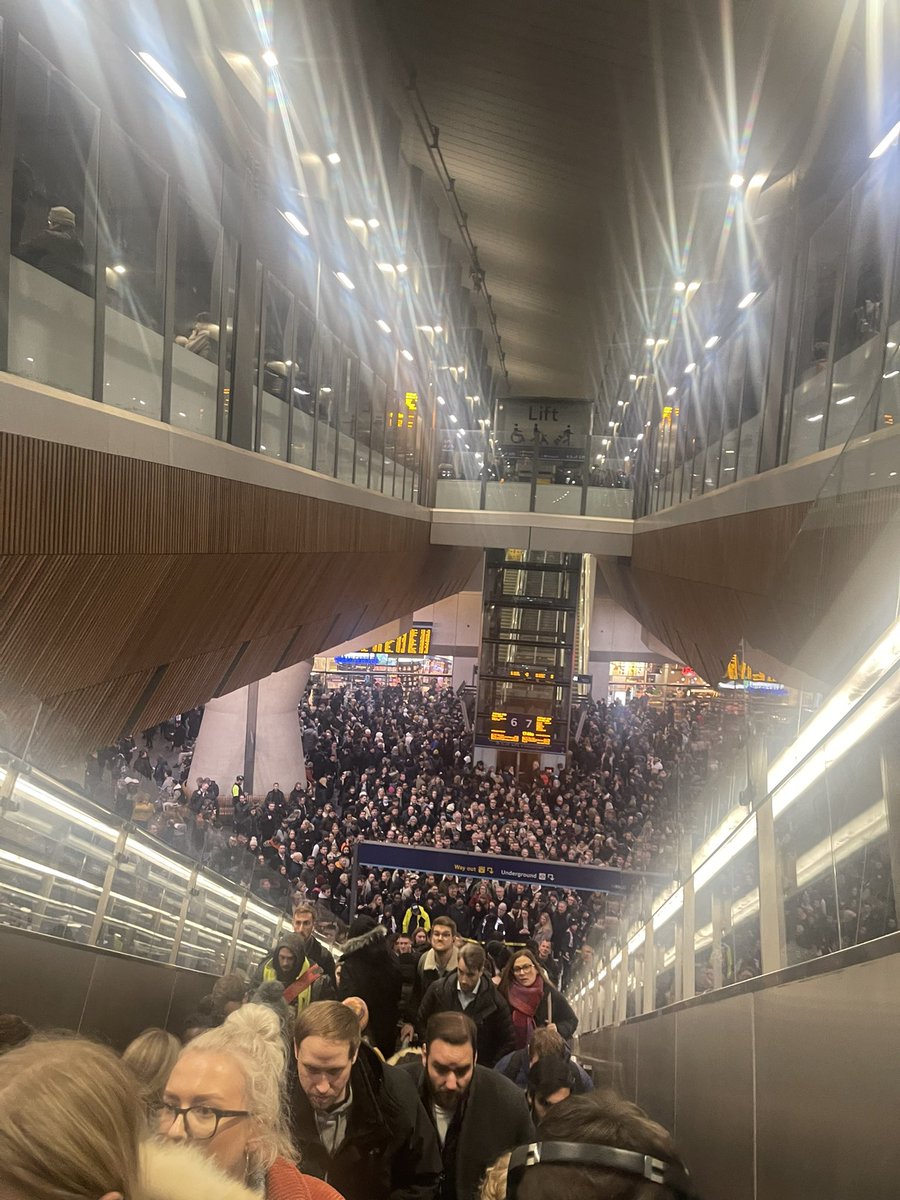 the state of london bridge station this evening, I love commuting x