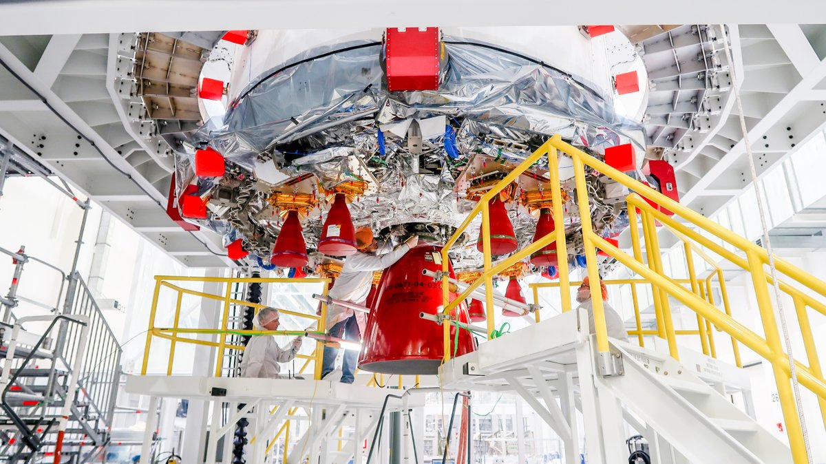 Orion Spacecraft (@nasa_orion) on Twitter photo Pushing Orion's first crew to the Moon! Technicians at <a href="/NASAKennedy/">NASA's Kennedy Space Center</a> install the engine nozzle on the service module that will propel Orion on #Artemis II.
nasa.gov/image-feature/… Pushing Orion's first crew to the Moon! Technicians at <a href="/NASAKennedy/">NASA's Kennedy Space Center</a> install the engine nozzle on the service module that will propel Orion on #Artemis II.
nasa.gov/image-feature/…