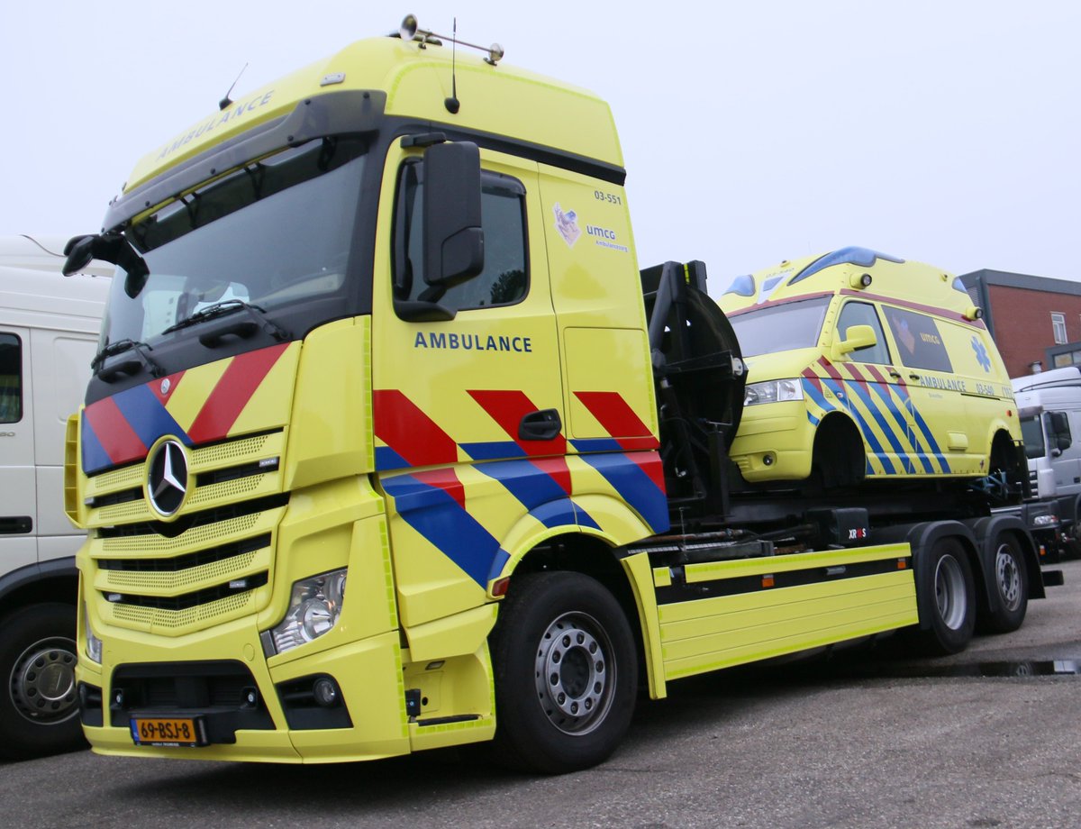 2023-01-25  Mercedes Benz  Actos  
HA voertuig 03-551 beladen met de kantelsimulator 
03-540 @UMCG_Ambulance