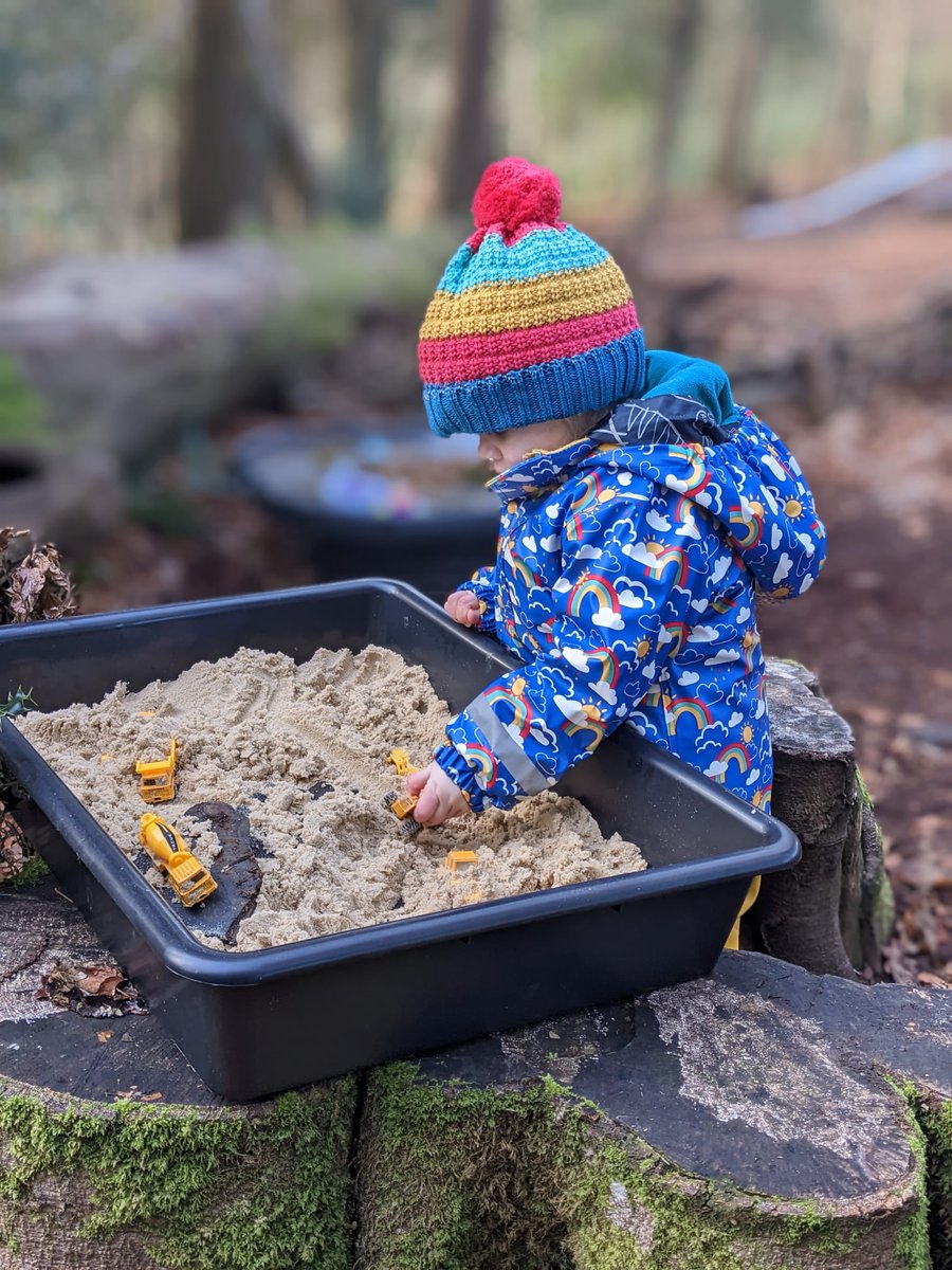 Keeping things short and sweet for #humpday again - this time it's a cute toddler immersed in play at Okehampton Forest School 💚

#toddlerclubs #toddlersofinstagram #forestschool #devon #okehampton #forestschooluk #outdoorplay #learningthroughplay #freeplay #smallworldplay