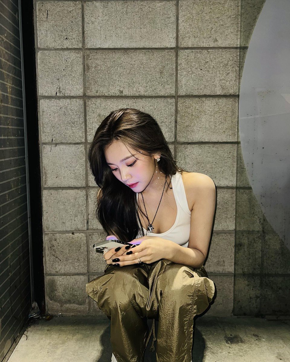her side profile omg