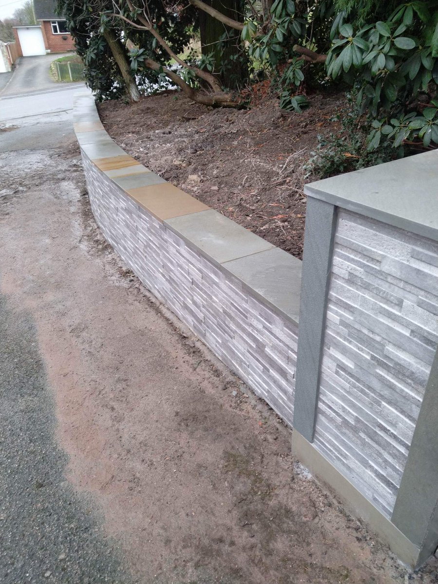 A bit of natural stone and porcelain walling @Tweets_by_Brett <a href="/Ultrascape_UK/">UltraScape</a> @MarshallsGroup <a href="/tippersbm/">Tippers</a> #walling