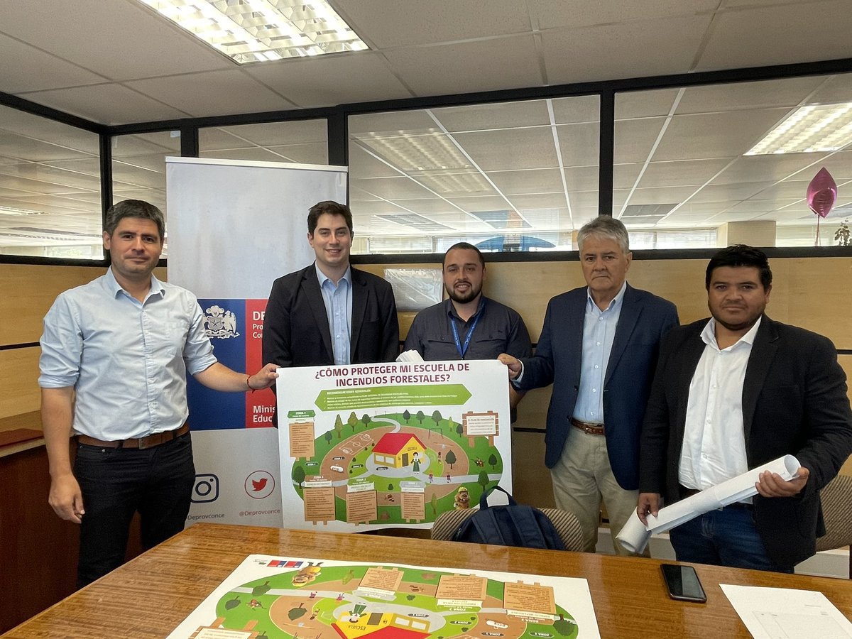 deprovconce's tweet photo. El @deprovconce , @matiaravenam estuvo presente junto a Rodrigo Jara, Director Regional de @conaf_minagri y miembros de algunos DAEM en una reunión técnica para coordinar acciones de prevención de incendios forestales en escuelas de la Provincia 🌳🇨🇱🏫 https://t.co/qJ514P4czn
