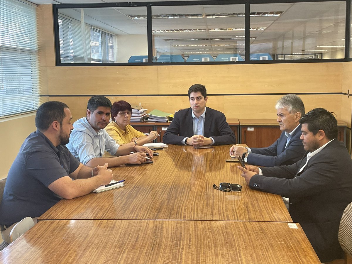 deprovconce's tweet photo. El @deprovconce , @matiaravenam estuvo presente junto a Rodrigo Jara, Director Regional de @conaf_minagri y miembros de algunos DAEM en una reunión técnica para coordinar acciones de prevención de incendios forestales en escuelas de la Provincia 🌳🇨🇱🏫 https://t.co/qJ514P4czn
