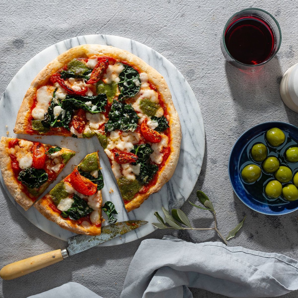 whiterabbitpiz's tweet photo. You need The Vegan Gardener in your life 🫵

How can you say no to succulent semi-sundried tomatoes, vegan mozzarisella, crunchy kale and Italia's finest basil pesto?
Delizioso! https://t.co/ISVM1JdjkO