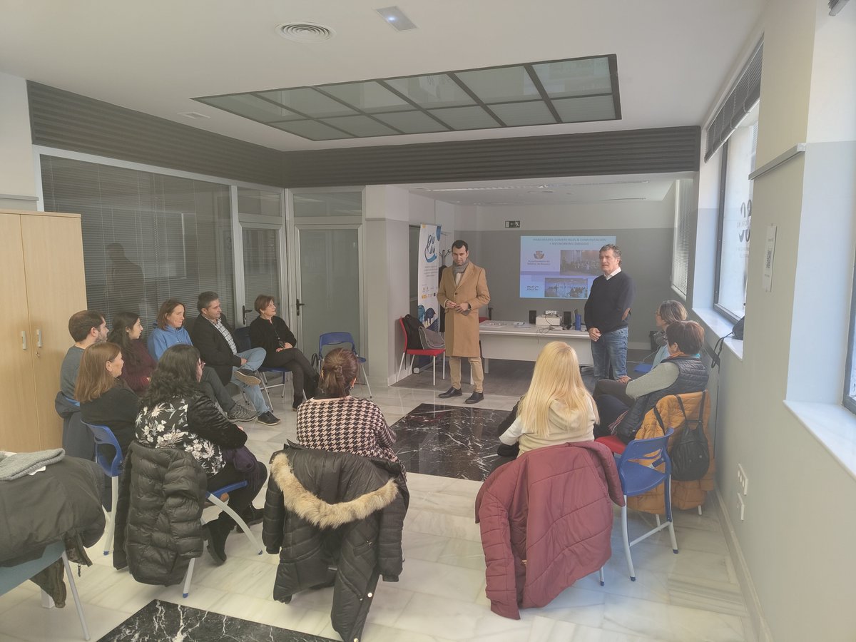 🔊 El Espacio RioseCoworking acoge el primero de los dos talleres sobre habilidades comerciales y comunicación y el alcalde <a href="/DavidEsteban_R/">David Esteban Rguez.</a> ha pasado a saludar a los inscritos. El siguiente, el próximo miércoles. Más información en hub@medinaderioseco.org.