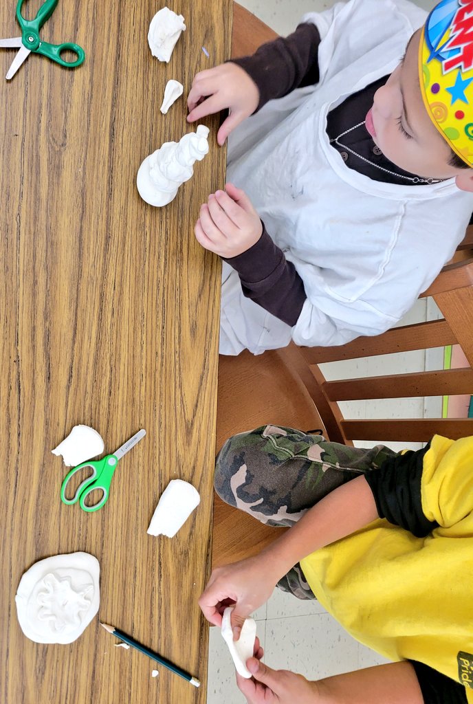 JuliaGoggi's tweet photo. 1st grade clay play, followed by learning the pinch and coil techniques to make a small pot. Once dry, these are rendered in metallic pigments. #clayplay #invitationtocreate #experientiallearning #reggioinspired @WPSSicomac https://t.co/n5ZHqM3hUj