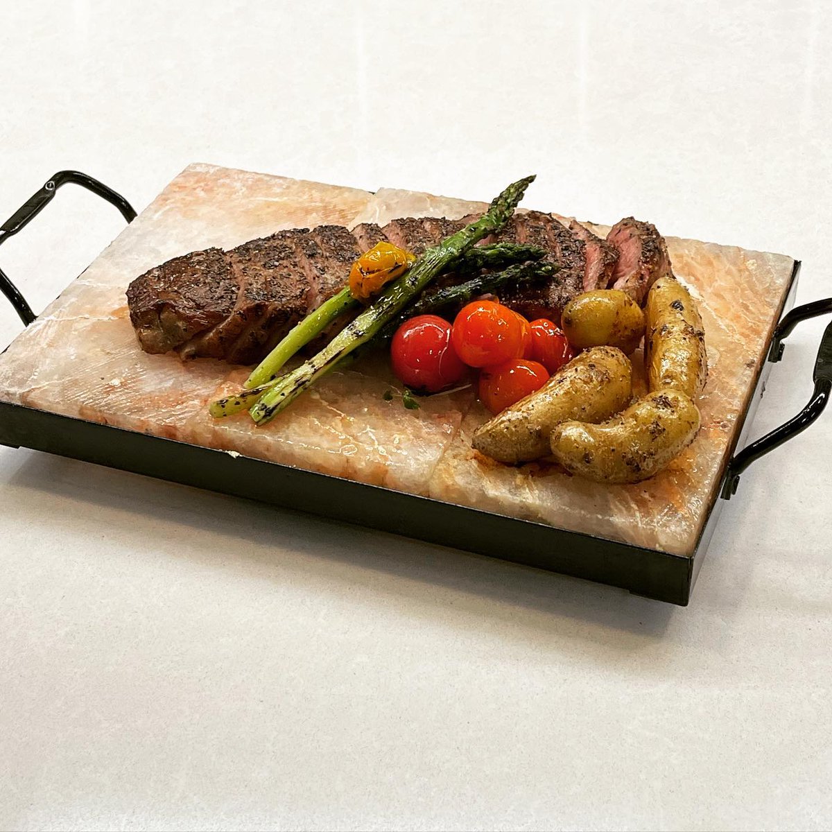 EmmaButter43's tweet photo. The minerals and therapeutic qualities of the Himalayan salt cooking plate are referred to the food, making it nutrient-dense and wholesome.
https://t.co/tXiPVnkMCO
#himalayanpinksalt #saltcookingplate #grillfish #Cooking https://t.co/NlzMgxHUaj