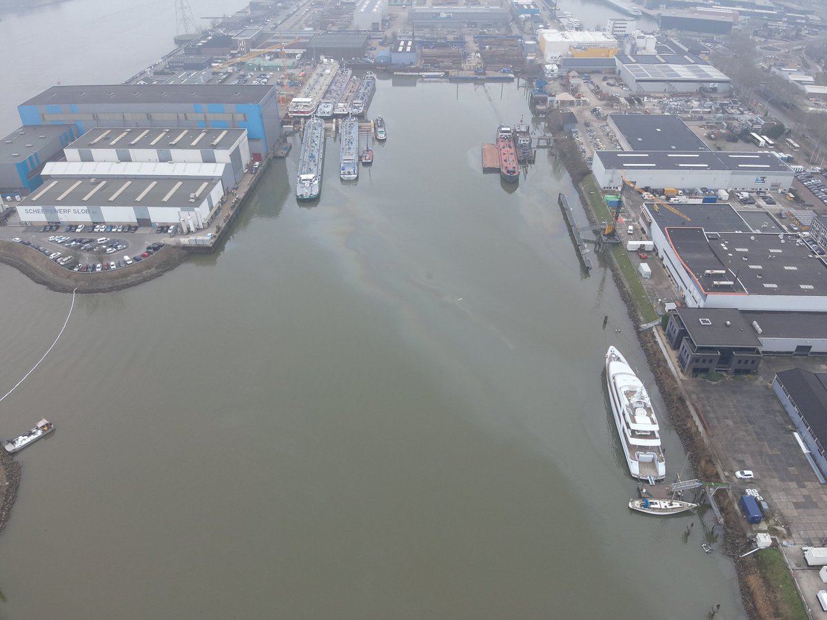 OVDW_Peter's tweet photo. Deze week de eerste OvD dienst van het jaar. Vandaag op pad voor een waterverontreiniging in Papendrecht. Het overzichtsbeeld werd verzorgd door een RWS drone, hiermee een effectieve inzet van oliebestrijdingsmiddelen #waterkwaliteit https://t.co/Z4XrDrh4ny