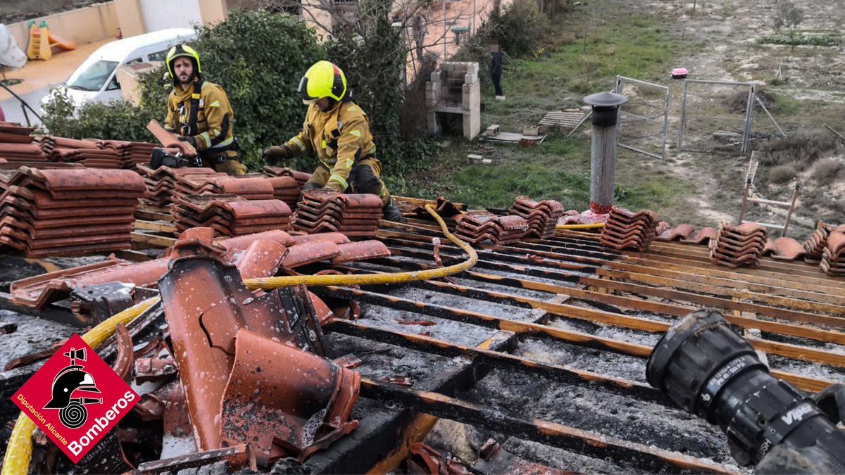 Sobre la 13 de hoy hemos acudido a un incendio en el tejado de una vivienda en la partida de Erm en Castalla👩‍🚒🚒❤️
#cpba #Bomberos #EnAccion