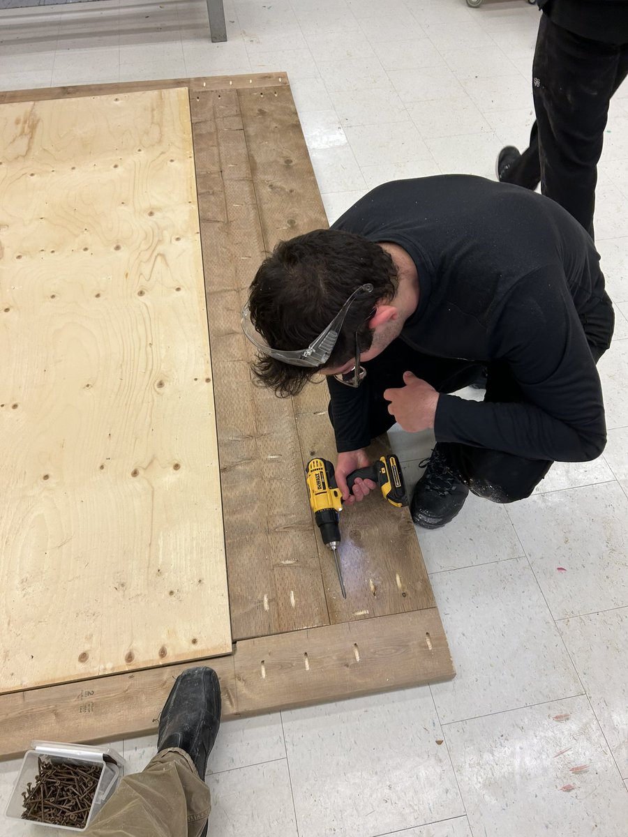 Quelques-uns de mes élèves ont fabriqué des tableaux noirs pour l’extérieur de l’école <a href="/EEC_AngeGabriel/">ÉÉC Ange-Gabriel</a> . Les enseignants pourront offrir des leçons en plein air quand la température est belle! Un beau partenariat entre nos écoles! <a href="/esc_stefamille/">École secondaire catholique Sainte-Famille</a> <a href="/cscmonavenir/">Csc MonAvenir</a>