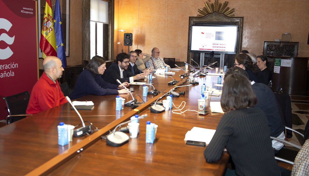 anton_leis's tweet photo. Reunión hoy en @AECID_es @CooperacionESP con colegas de @gatesfoundation para explorar oportunidades de trabajo conjunto para promover la salud global, erradicar enfermedades como la polio y fortalecer los sistemas de salud en todo el mundo. 

🇪🇸 tiene mucho que aportar 💉🩺🔬 https://t.co/R36wzsJv6p