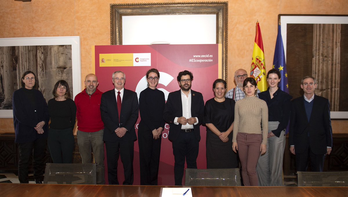 anton_leis's tweet photo. Reunión hoy en @AECID_es @CooperacionESP con colegas de @gatesfoundation para explorar oportunidades de trabajo conjunto para promover la salud global, erradicar enfermedades como la polio y fortalecer los sistemas de salud en todo el mundo. 

🇪🇸 tiene mucho que aportar 💉🩺🔬 https://t.co/R36wzsJv6p