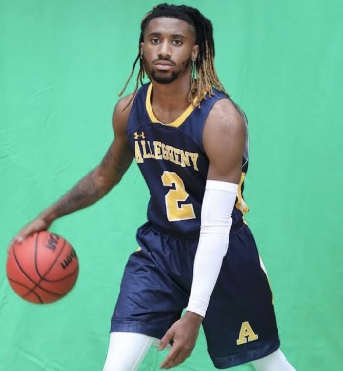 🚨 COACHES SPOTLIGHT SERIES 🚨
First up: 10th grade coach, Brian Roberts!
Coach Roberts is an Allegheny College ‘22 grad, who is member of the 1,000 point club. He also earned numerous all-conference selections. Who wants to play for Coach Roberts!? #DoYourJob
<a href="/Beezy200/">Beezy</a>