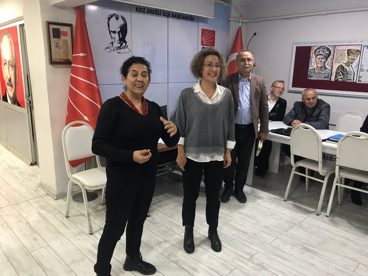 chpkadezeeregli's tweet photo. Beş bin Hane ziyaretimizi tamamlamış olmanın gururunu bizlere yaşatan öbek sorumlularımıza Parti rozetimizi takarak teşekkür ettik.
#obek #GeliyorGelmekteOlan #chp https://t.co/fu55MIvTEn